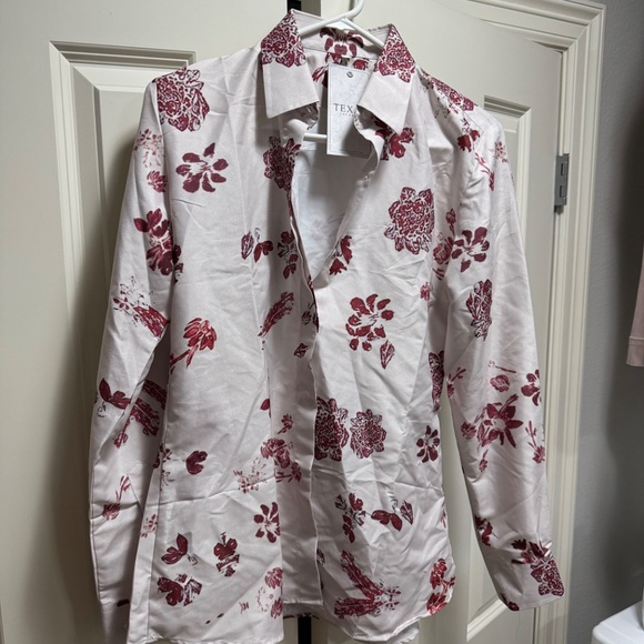 Floral Silk Blouse as seen oWith Love Meghan S2 Chrissy Teigen - Picture 2 of 3